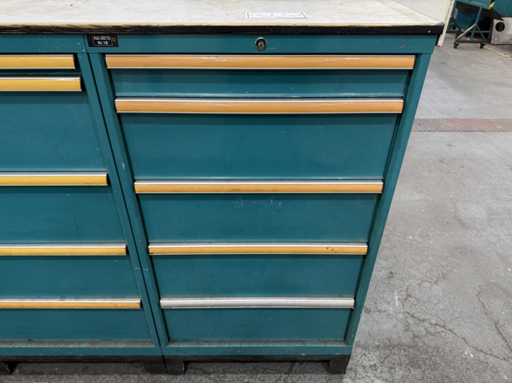   Armoire à tiroirs avec contenu