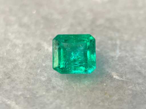 Colombian emerald 0.90 carat natural emerald high quality