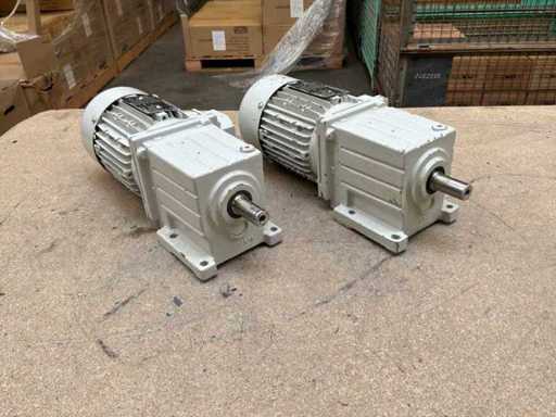 Lenze MDEMAXX071-32C0C Motorreductor (2x)