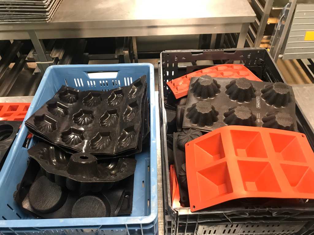 Batch of silicone bakeware