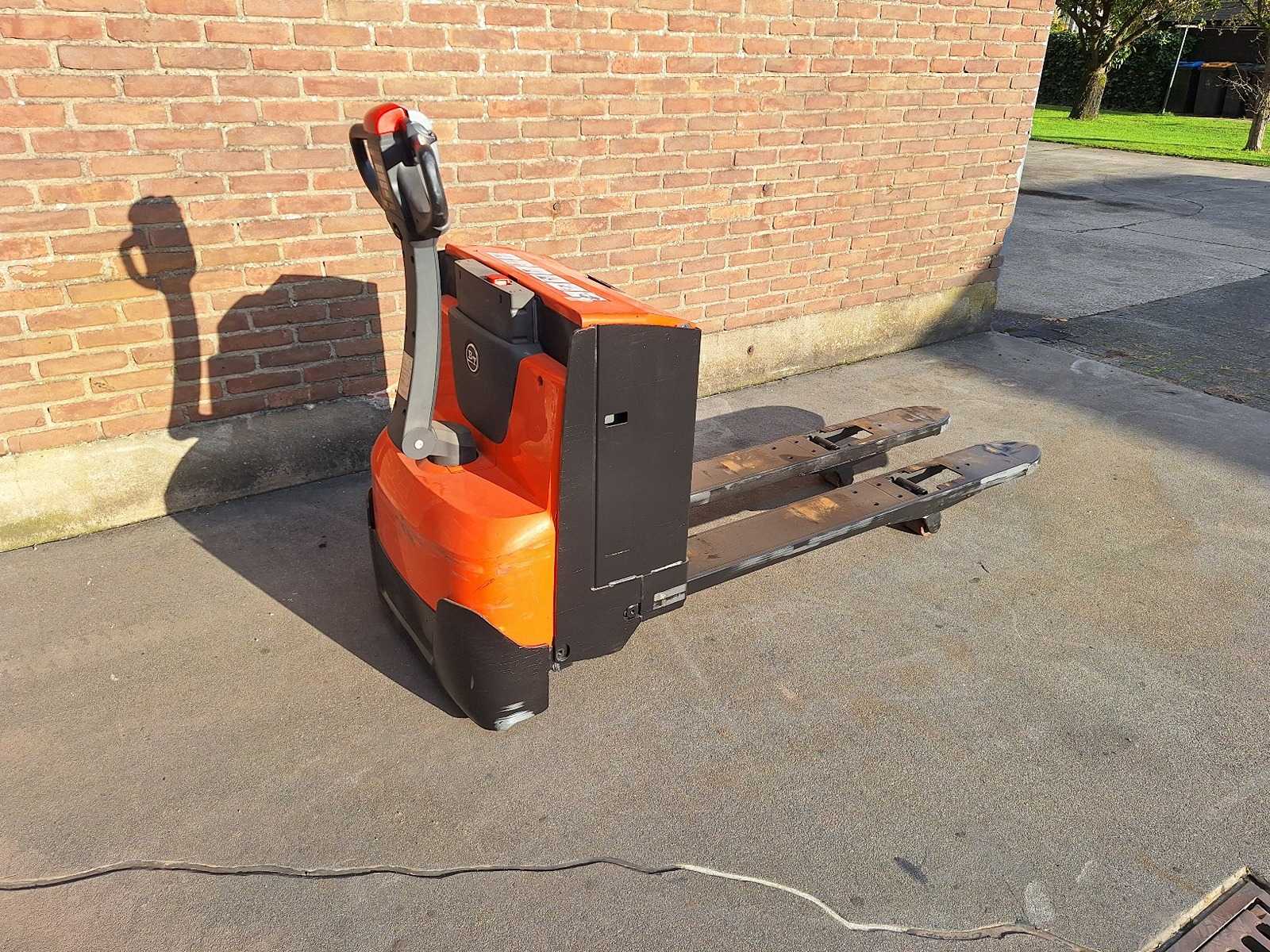 BT – 2015 – LWE 200 – Stacker