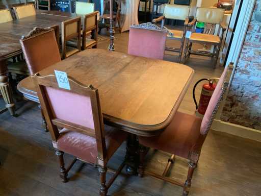 Area pranzo antica con 4 sedie