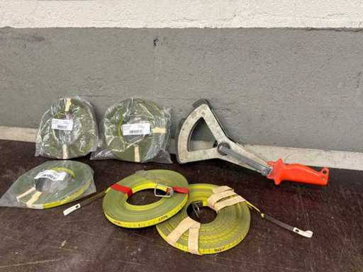 Surveyor with measuring tapes (5x)