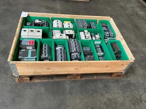 Batch of Siemens industrial electrical components