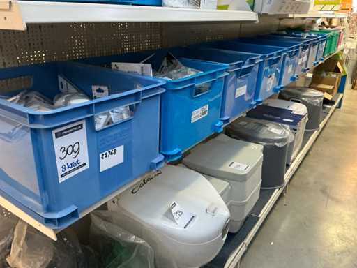 Série de serre-joints et tendeurs dans une caisse (8x)