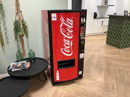 Automat z napojami gazowanymi CocaCola