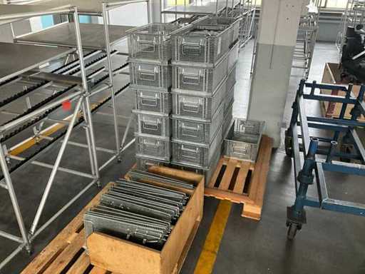 Veel metalen manden