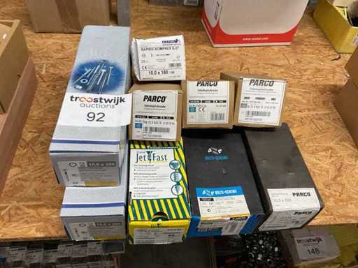 9 Kisten mit langen Holzschrauben