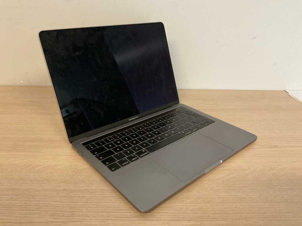 Apple laptop MacBookPro15,2