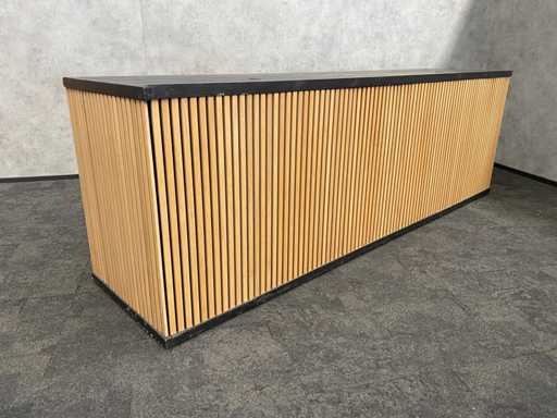 verrijdbare houten bar 346cm.