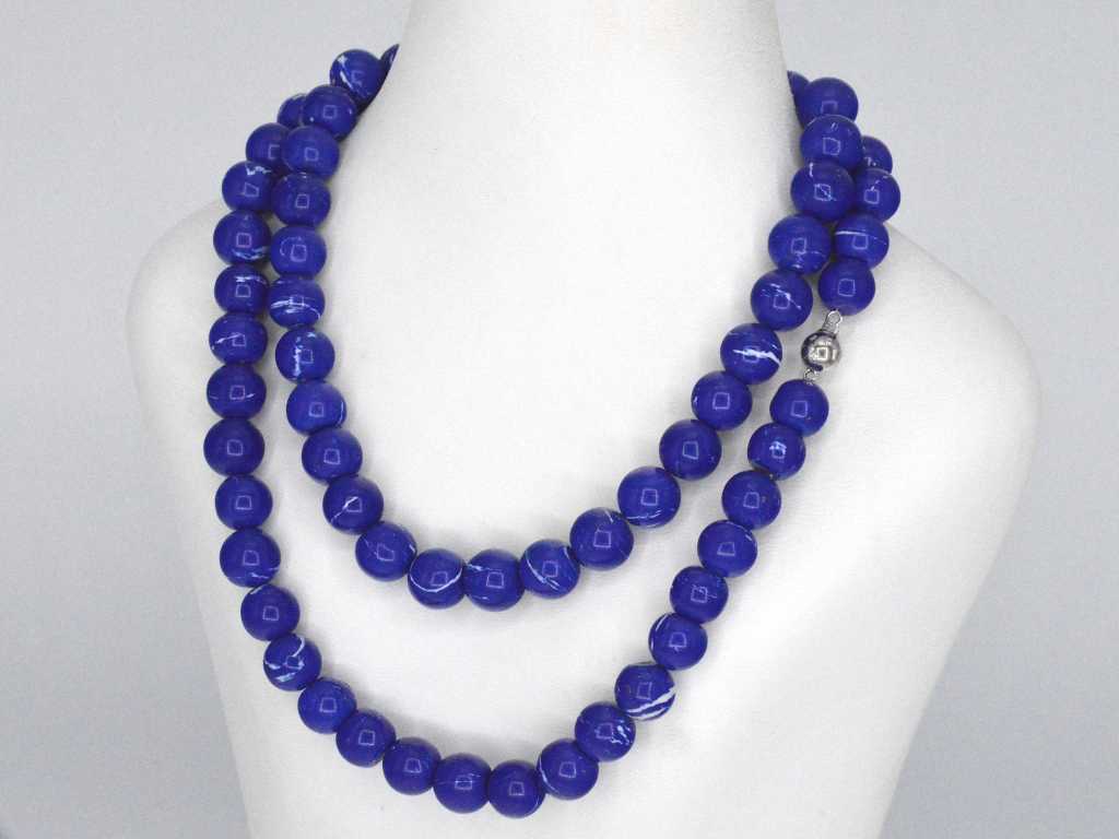 Necklace with lapis lazuli gemstone and a white gold clasp with diamond