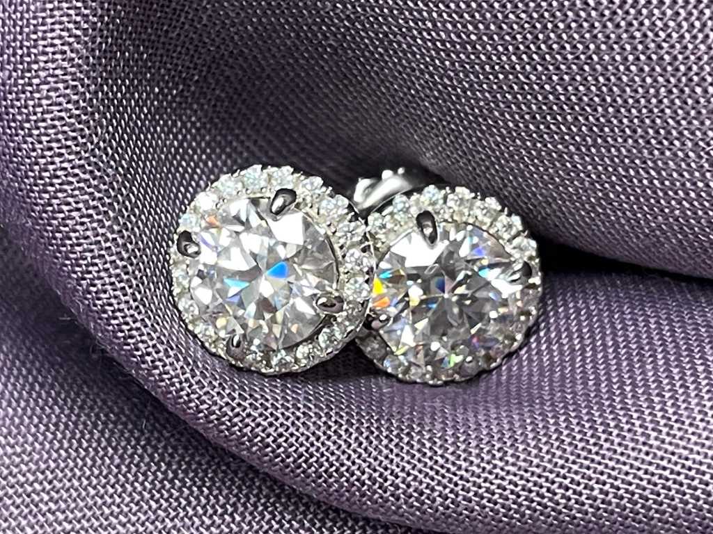 Beautiful solitaire earrings with a high quality entourage with brilliants