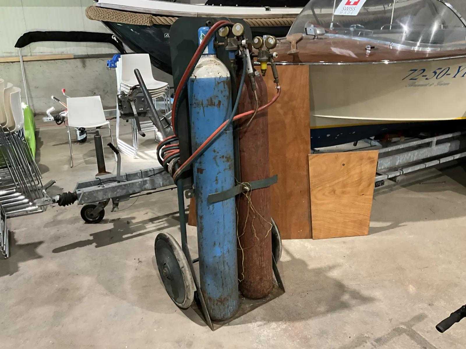 Welding or cutting torch with gas cylinders