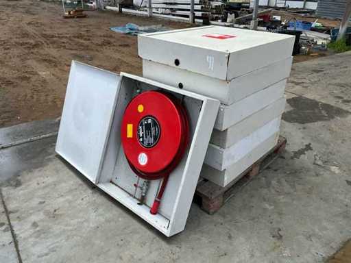 Partij brandslanghaspel in kasten