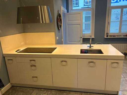 Cucina con elettrodomestici