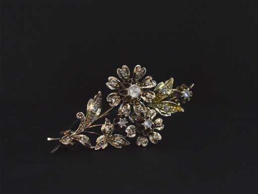 Gold brooch with diamonds