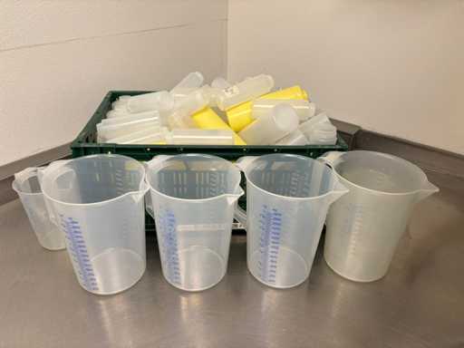 Partij knijpflacons en maatbekers