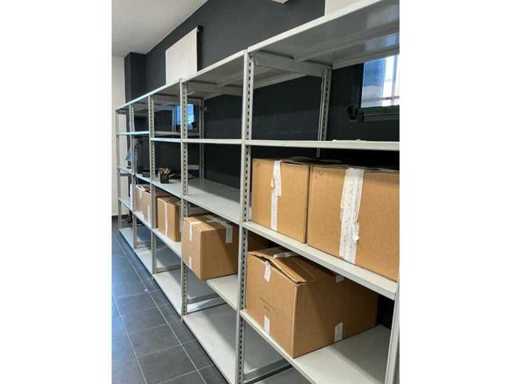 Veel monitoren en kantoorapparatuur