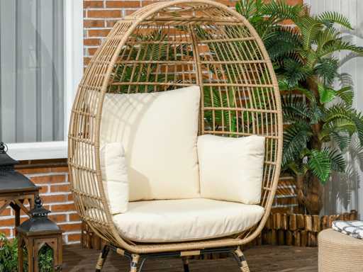 Rotan fauteuil in de vorm van een mand