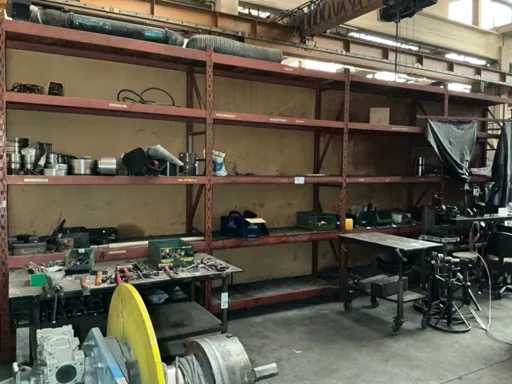 Metalen planken zonder inhoud