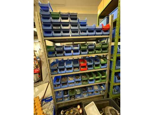   Metallregal doppelseitig gefüllt – mit Inhalt