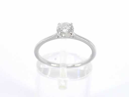Anello solitario in oro bianco con diamanti naturali tagliati brillantemente