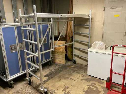 Aluminum folding scaffold