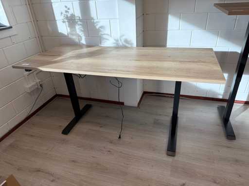 Elektrisch verstellbarer Schreibtisch