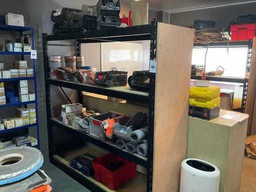 Magazijnstelling met inhoud bevestigingsmaterialen