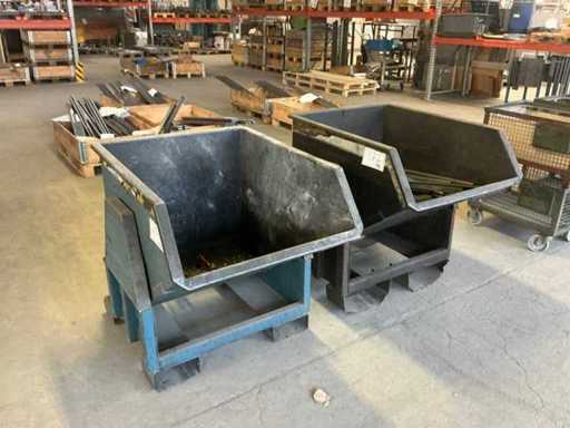 Conteneurs de ferraille de chariots élévateurs sur lot (2x)