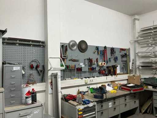 Peretele de unelte, inclusiv unelte