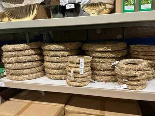 Partia różnych słomianych wieńców (38x)