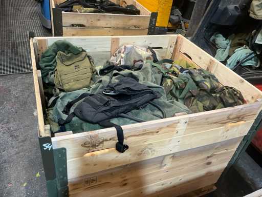 Diverse îmbrăcăminte militare