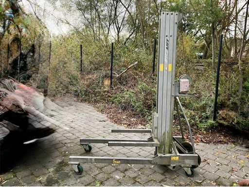 2011 LM575 ALP Lift/Ascenseur de matériaux avec treuil à main