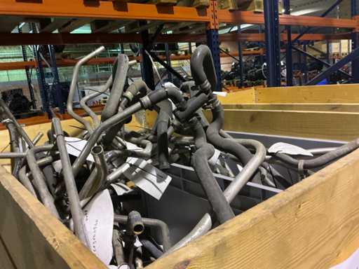 Mann: Verschiedene Heizrohre