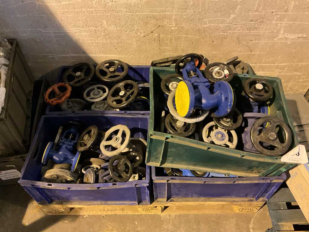 Approx. 23x various couplings/valves