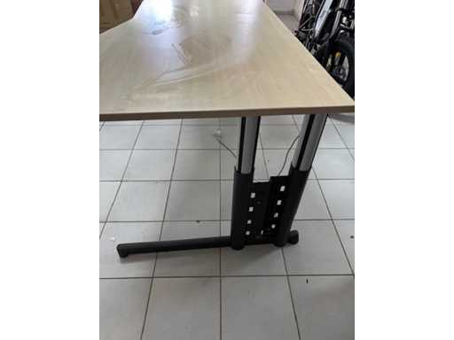 2 x Volledig in hoogte verstelbare bureaus met onderblok (2x)