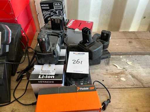 Verschiedene Batterien und Ladegeräte