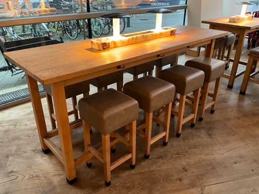 Hutten - Bartafel met 8 barkrukken