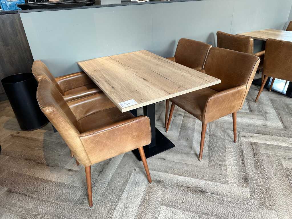 Restauranttafel met 4 lederen fauteuils