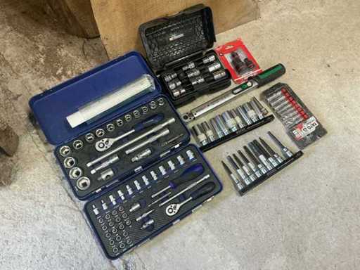 Socket set and torque wrench Socket set