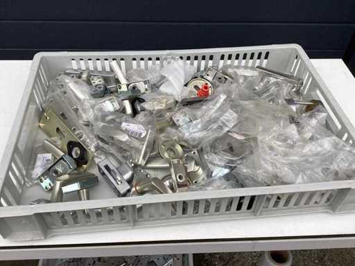 Un lot de accesorii pentru uși livrate în ladă