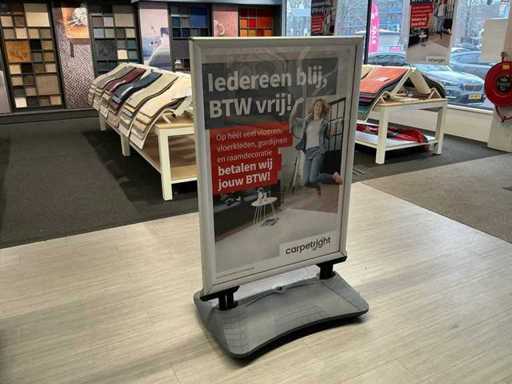 Stoepbord met 2 vlaggen