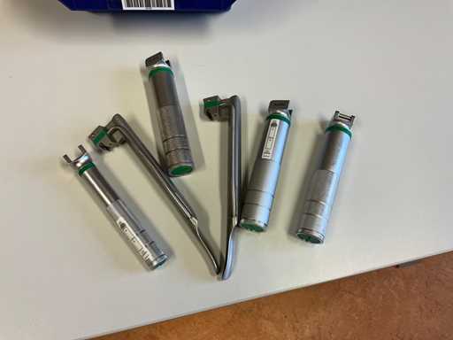 Laryngoscope handle reusable