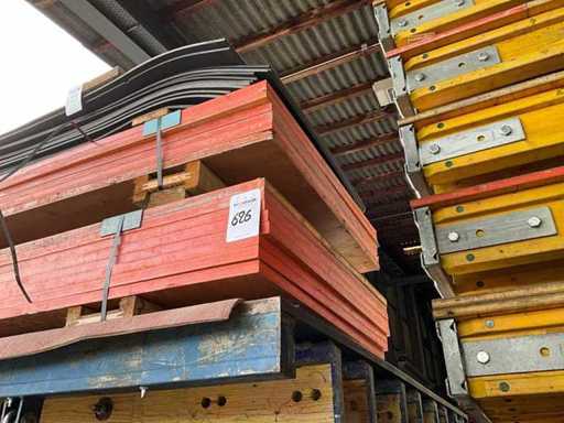 Beaucoup de panneaux de coffrage