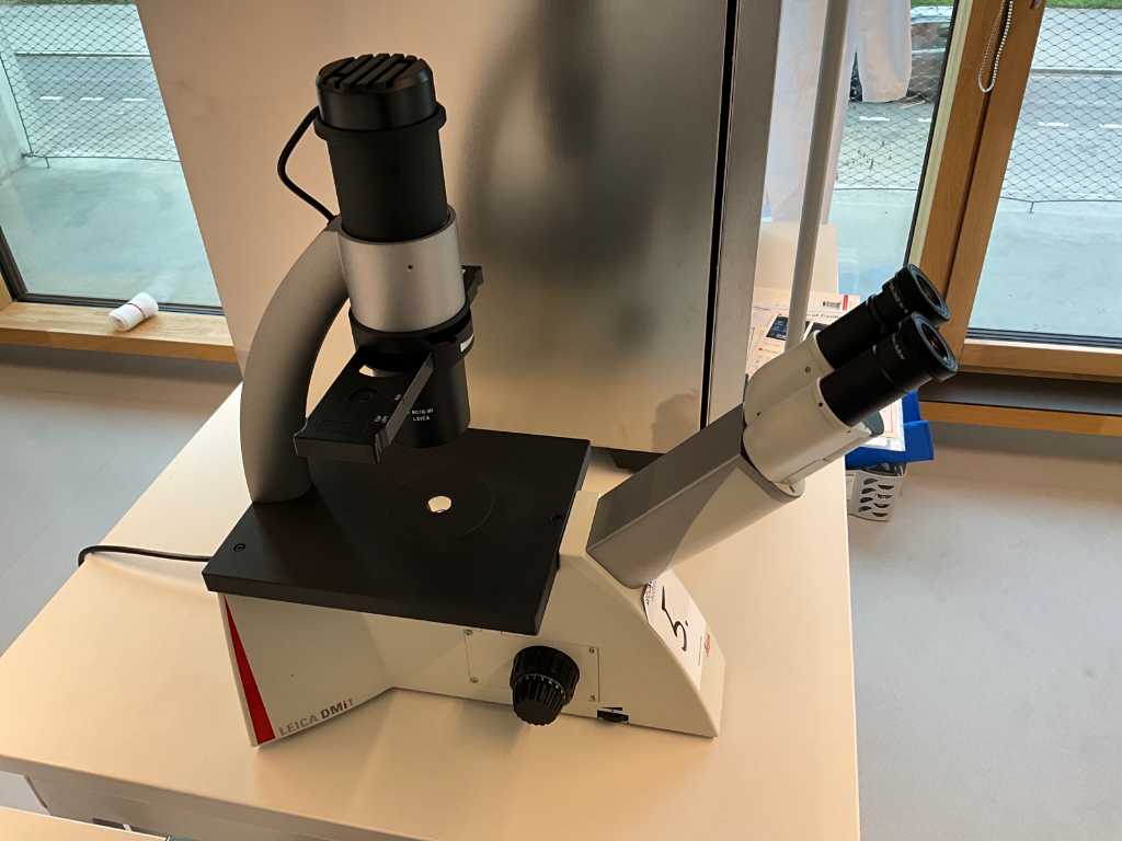 Leica DMi1 Microscope