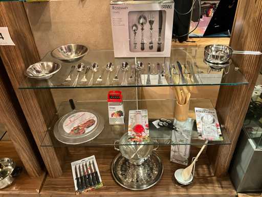 Divers keukengerei en 24 delig bestek voor 6 personen