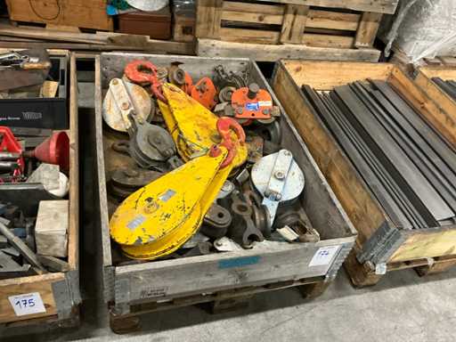 Partij hijshaken met katrol