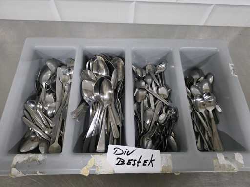 Lot de diverses cuillères à couverts