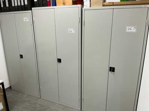 Lots of filing cabinets without contents (3x)